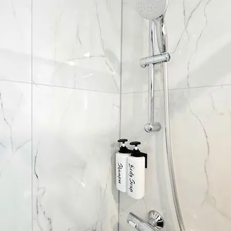 Newly Renovated Gem - Free Parking & Modern Comfort Holiday home *