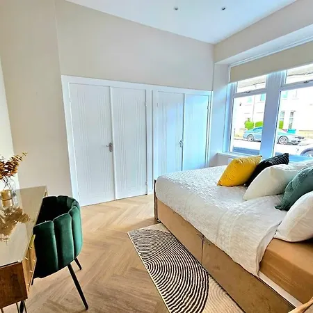 Holiday home Newly Renovated Gem - Free Parking & Modern Comfort *