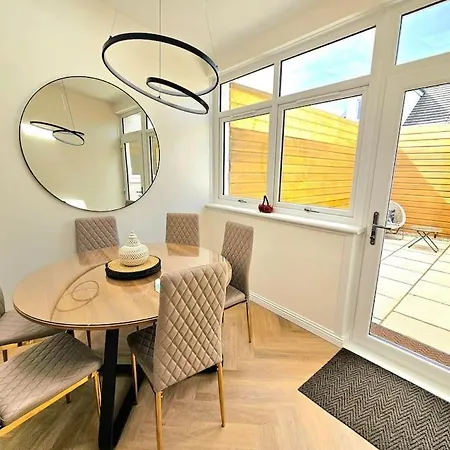 Newly Renovated Gem - Free Parking & Modern Comfort Holiday home Glasgow