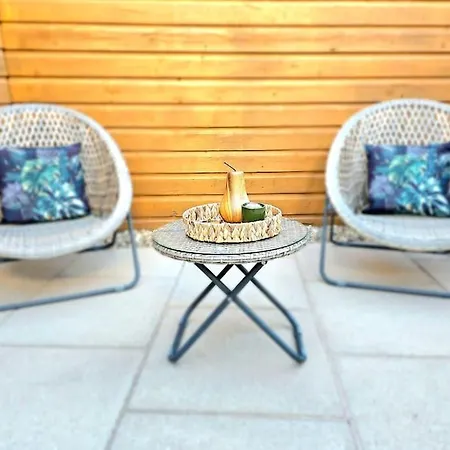Newly Renovated Gem - Free Parking & Modern Comfort Vakantiehuis