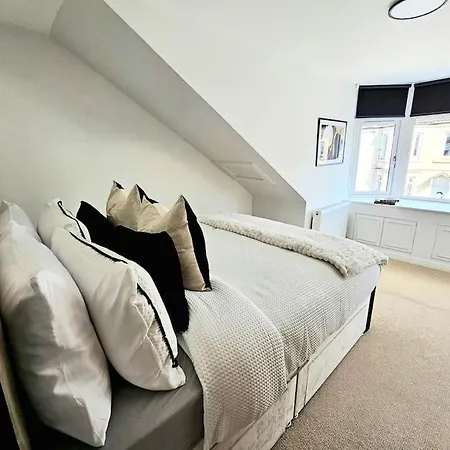 Newly Renovated Gem - Free Parking & Modern Comfort Vakantiehuis *