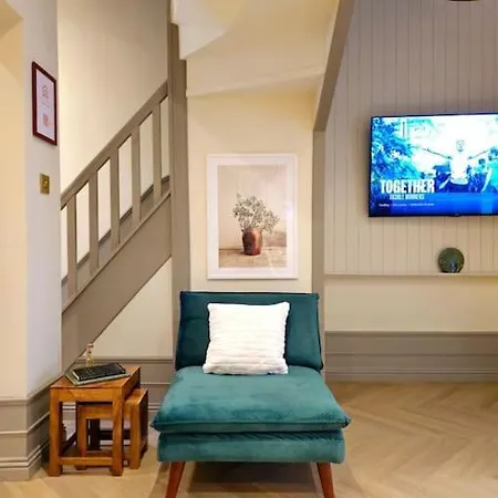 Newly Renovated Gem - Free Parking & Modern Comfort Holiday home Glasgow