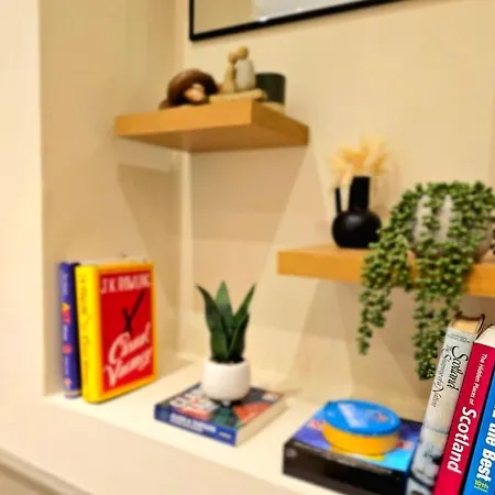 Newly Renovated Gem - Free Parking & Modern Comfort Holiday home Glasgow
