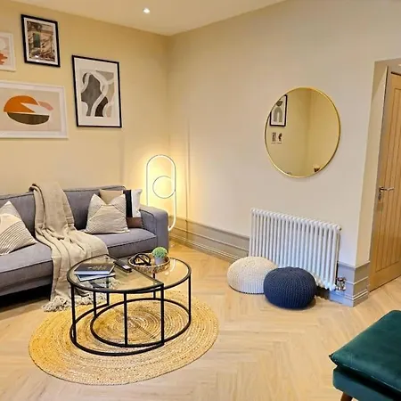 Newly Renovated Gem - Free Parking & Modern Comfort Glasgow