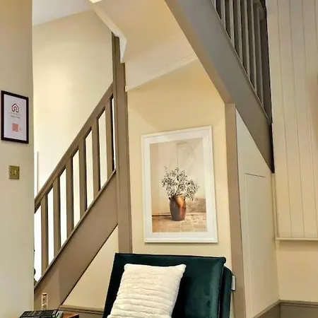 Newly Renovated Gem - Free Parking & Modern Comfort * Glasgow