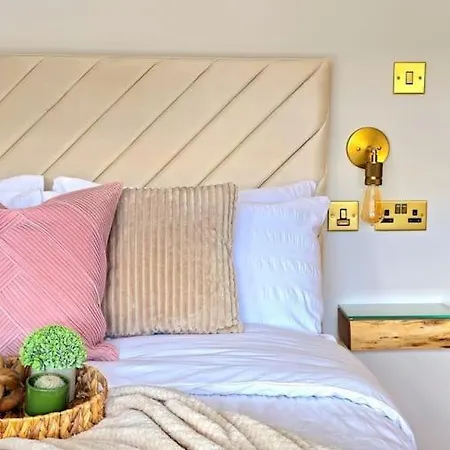 Vakantiehuis Newly Renovated Gem - Free Parking & Modern Comfort
