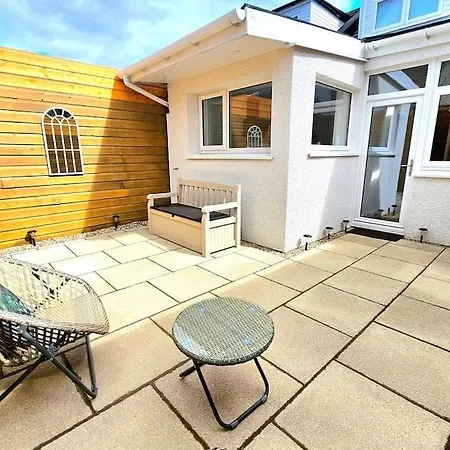 Newly Renovated Gem - Free Parking & Modern Comfort Holiday home Glasgow