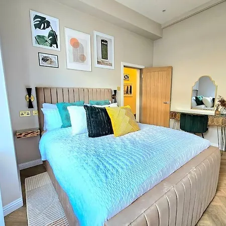 Newly Renovated Gem - Free Parking & Modern Comfort * Glasgow