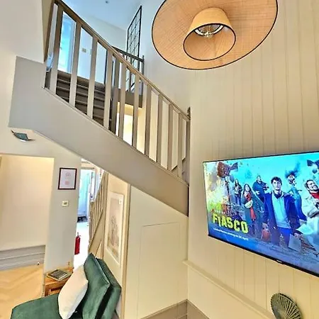 Newly Renovated Gem - Free Parking & Modern Comfort Holiday home Glasgow