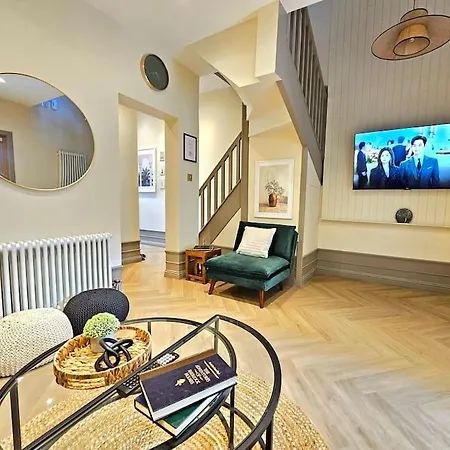 Newly Renovated Gem - Free Parking & Modern Comfort Holiday home Glasgow