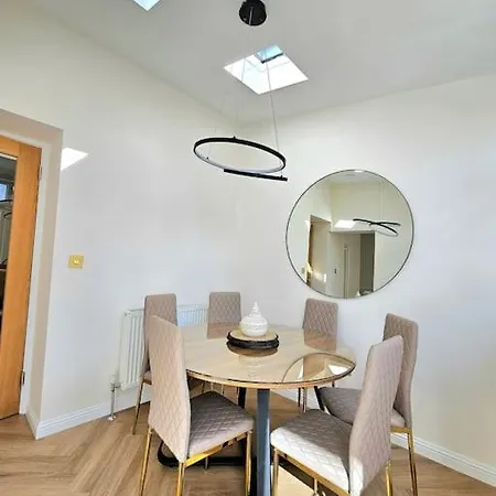 Newly Renovated Gem - Free Parking & Modern Comfort Glasgow