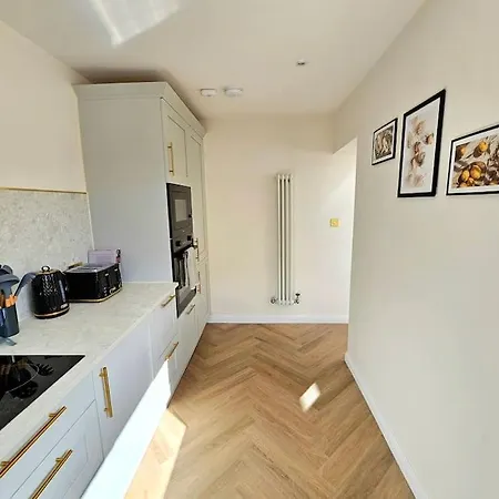Newly Renovated Gem - Free Parking & Modern Comfort Holiday home *