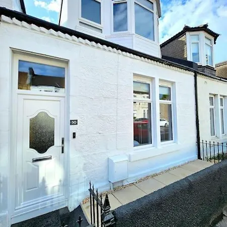 Holiday home Newly Renovated Gem - Free Parking & Modern Comfort *