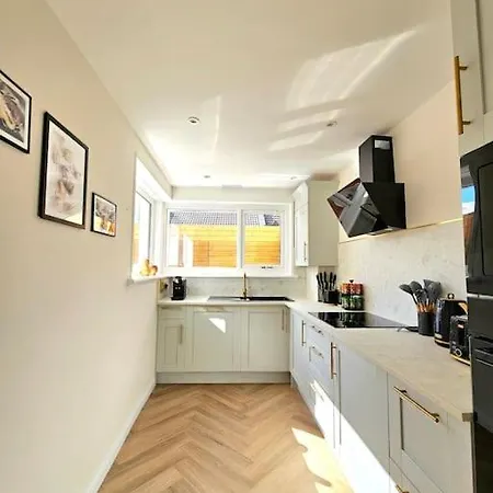 Newly Renovated Gem - Free Parking & Modern Comfort Glasgow