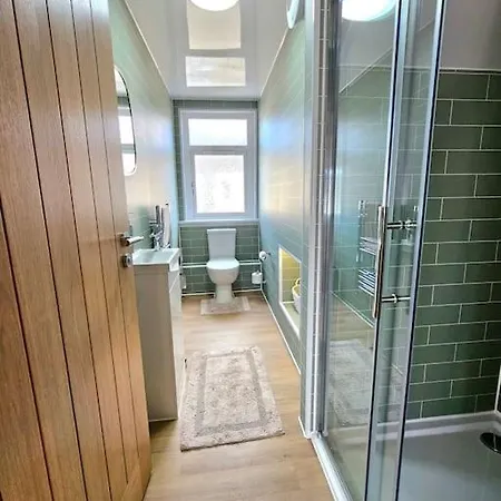 Newly Renovated Gem - Free Parking & Modern Comfort * Glasgow