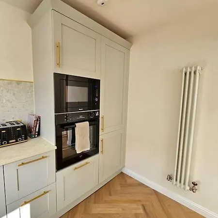 Newly Renovated Gem - Free Parking & Modern Comfort Holiday home