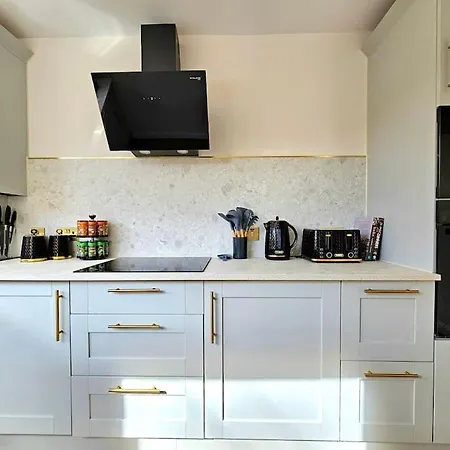 Newly Renovated Gem - Free Parking & Modern Comfort Vakantiehuis *