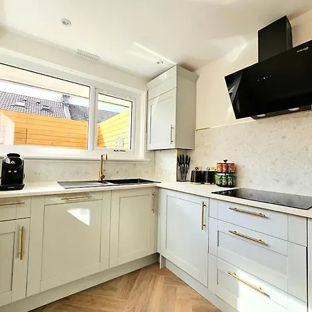 Newly Renovated Gem - Free Parking & Modern Comfort Glasgow