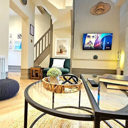 Newly Renovated Gem - Free Parking & Modern Comfort * Glasgow
