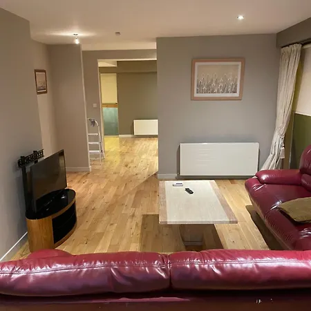 4 Bedroom Apt West End Near City Centre * Глазго