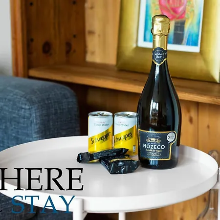 Bright 1 Bedroom Apartment-private Parking