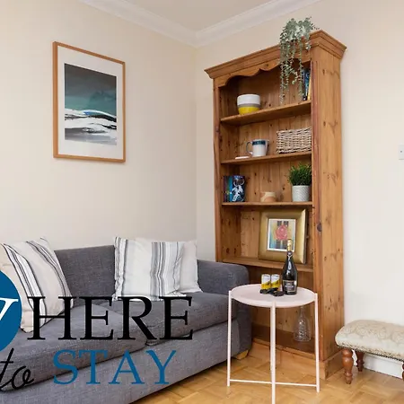 Bright 1 Bedroom Apartment-private Parking *