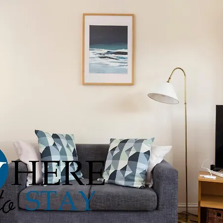 Bright 1 Bedroom Apartment-private Parking