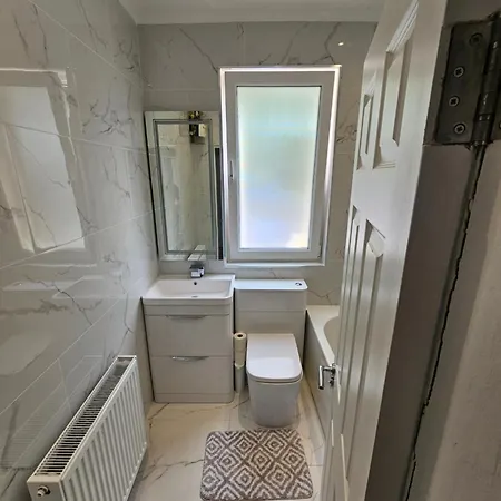 Lovely House With Private Parking! Glasgow! Vakantiehuis