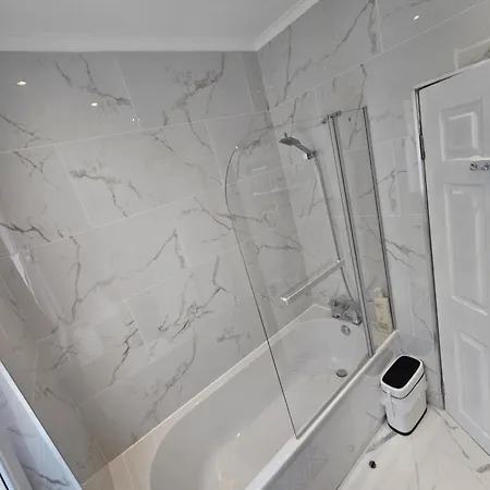 Lovely House With Private Parking! Glasgow! *