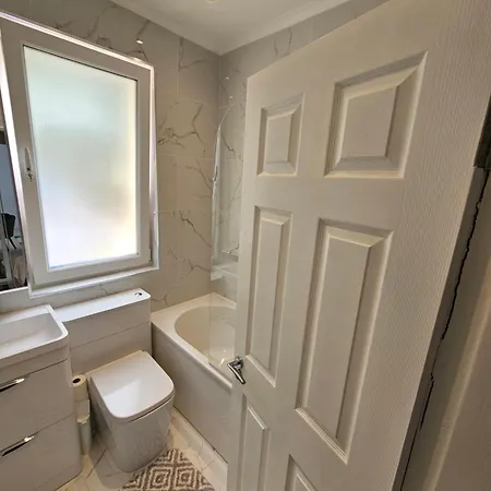 Lovely House With Private Parking! Glasgow! *