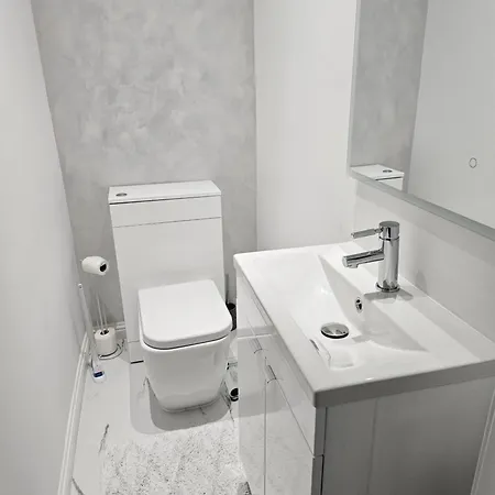 Lovely House With Private Parking! Glasgow! Vakantiehuis