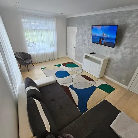 Lovely House With Private Parking! Glasgow! Vakantiehuis Glasgow
