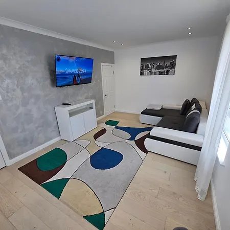 Lovely House With Private Parking! Glasgow! Vakantiehuis *