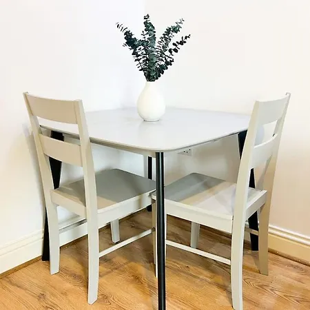 Chic Minimalist Retreat In Ibrox Apartment Glasgow