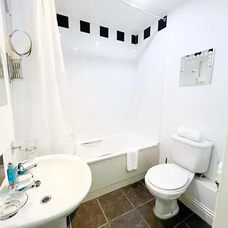Chic Minimalist Retreat In Ibrox *