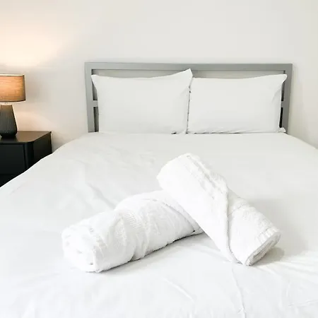 Apartment Chic Minimalist Retreat In Ibrox