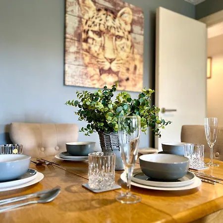 Spacious 2 Bed-flat In - Free Parking 公寓 *