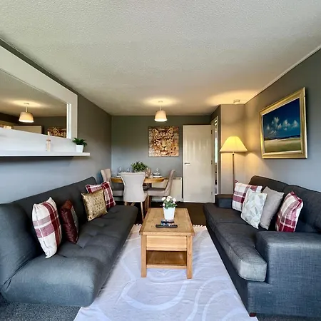 Spacious 2 Bed-flat In - Free Parking 公寓 *