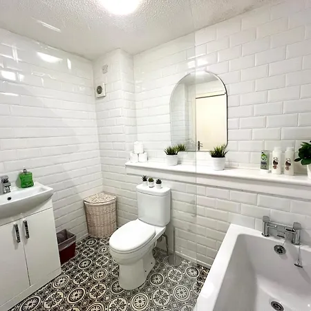 Spacious 2 Bed-flat In - Free Parking