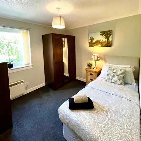 Spacious 2 Bed-flat In - Free Parking 公寓 *