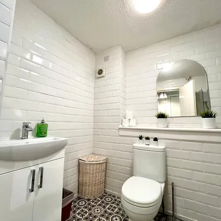 Spacious 2 Bed-flat In - Free Parking Glasgow