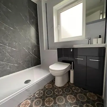 Modern 2 Bed Flat With Free Parking And Wifi *
