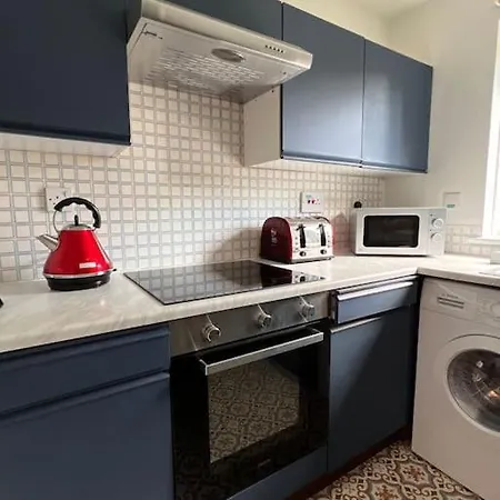 Апартаменты Modern 2 Bed Flat With Free Parking And Wifi *