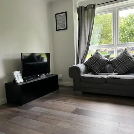 Апартаменты Modern 2 Bed Flat With Free Parking And Wifi Глазго