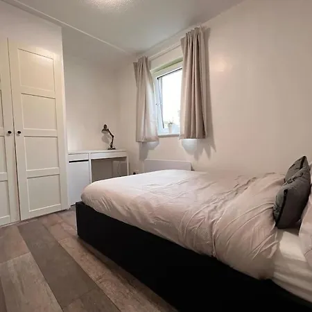 Modern 2 Bed Flat With Free Parking And Wifi