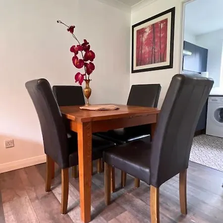 Modern 2 Bed Flat With Free Parking And Wifi Апартаменты