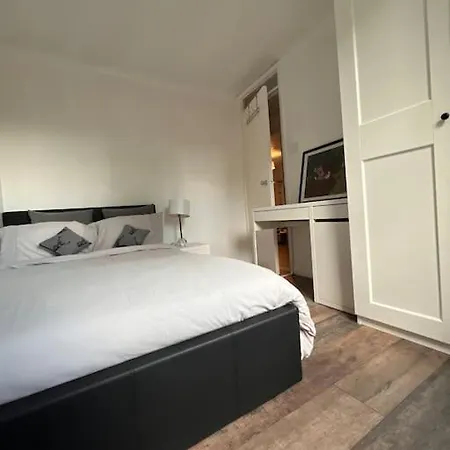 Modern 2 Bed Flat With Free Parking And Wifi Глазго
