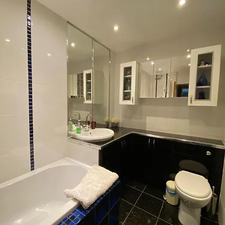 Stunning 3 Bedroom House With 2 Bathrooms *