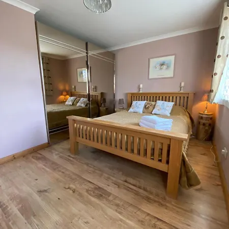 Stunning 3 Bedroom House With 2 Bathrooms Glasgow