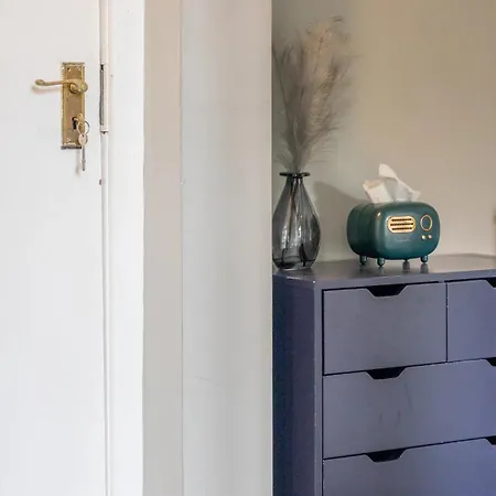 West End Cosy Pop Of Colour - Pass The Keys גלאזגו